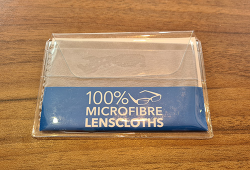 microfasertuch zur brillenreinigung grau